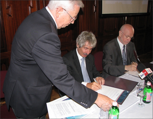 Nagy Miklós (NIIF Intézet), Dr. Baja Ferenc (MEH), Dr. Manherz Károly (OKM) aláírnak