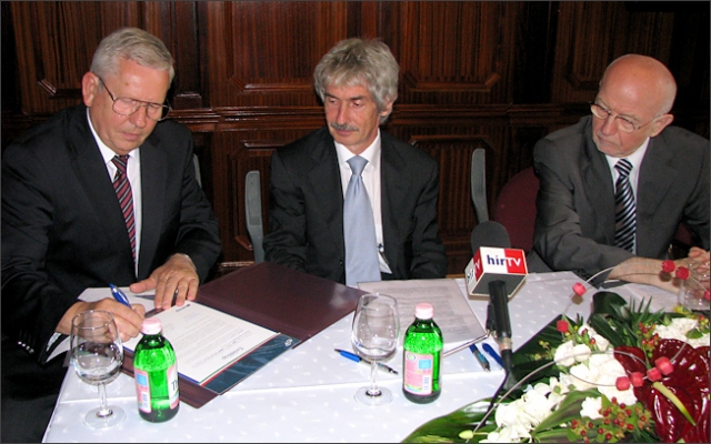 Nagy Miklós (NIIF Intézet), Dr. Baja Ferenc (MEH), Dr. Manherz Károly (OKM) aláír
